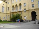 Dvůr, který zaplníme umytými žlutými přenoskami Deutsche Post