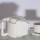 Asi všichni víte jak vypadá žehlička. Ta porcelánová konvice Vám možná žehličku nepřipomíná, ale až ji vezmete do ruky možná zjistíte, že žehlička už vypadá jinak.