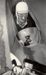 C. Mollino ve svém závodním automobilu Bisiluro, 1955. Foto Invernizzi