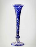 Váza, kolem 1860, bezbarvé sklo, vrstvené modrým kobaltovým sklem, foukáno  do formy, broušené  ©UPM, Foto: Gabriel Urbánek, Ondřej Kocourek 