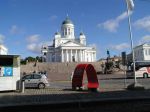 05 Tuomiokirkko – helsinská katedrála. Na schodišti před ní se odehrávají všechny důležité historické akce a události. Kontaktní dvousedadla byla rozeseta po všech důležitých místech Helsinek. K jejich 200letému výročí založení.  