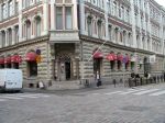 12 Přes ulici je restaurace s českým názvem Hostina.