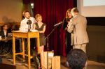 Ředitel firmy Elton ing. Aleš Fleischmann ukazuje, že na hodinkách je vyryto Eliščino jméno