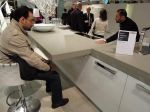 Firma Hacker prezentovala svou kuchyni s přesouvací pracovní deskou kryjící varné centrum