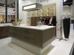 Kuchyně ergoAgent firmy Baleria Küchen má výškově stavitelný prostorový pult