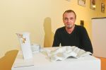 Karlovarský designér Martin Přibík pózuje na vernisáži před svou starší porcelánovou tvorbou