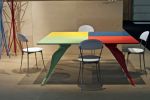 Stůl Fancy Macaone, design Alessandro Mendini, židle Tonietta a věšák Sciangai, Paříž 2012