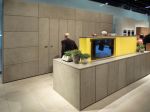 LivingKitchen 2 Kuchyně Stucco hell firmy Zeyko je s betonovým povrchem pohledových dílů