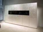LivingKitchen 3 Kuchyňská stěna Forum s aplikací povrchové úpravy Metal-LUX Weissgold