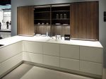 LivingKitchen 9 Posuvné dveře zakrývají úložný prostor za pracovní plochou. Leicht