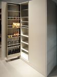  LivingKitchen 14 Potravinová skříň Interior+ firmy Leicht s vnitřním otočným regálkem