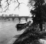 Parní lokomotiva s nákladním vlakem na Negrelliho viaduktu ze Štvanice, v pozadí Bubenské nábřeží, foto Jan Novotný, po roce 1930