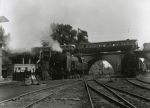 Bývalé depo Praha-Těšnov s lokomotivami řady 464.0 a 464.1, na Negrelliho viaduktu motorový vůz řady M 262.0, foto Zdeněk Bauer, 9. 6. 1969