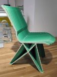 Endless pulse low chair, Zaandam, NL, 2010, design Dirk Wander Kooij. K výrobě byl použit plast z recyklovaných chladniček