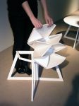 Rozložením podnože a kruhové desky získáme plnohodnotný odkládací či konferenční stolek