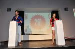 Ve sportovních úborech a s boxerskými rukavicemi moderovali herci Terezka Krippnerová a Honza Hušek.