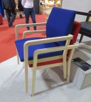01 Židle Mendel funguje jako stavebnice a je schopna reagovat na nejrůznější požadavky klientů včetně volby šířky sedáku