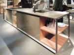 Skříňky s kovovým rámem firmy Elam Kitchen Systém