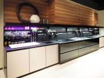 Kuchyňská sestava firmy Valcucine se zadními mělkými policemi a Grow LED osvětlením