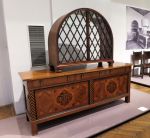 09 Byt manželů Tedesco, 1910, jídelní set a vitrína se zřetelným vlivem neorenesance, mořený ořech, useň, mosaz, provedení Sigmund Jaray