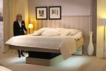 Silver society - snadno dostupný vnitřek úložného nábytku s automatickým osvětlením doplňují postele se zvýšenou lehací plochou
