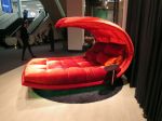 Aktuální červená a nové tvarové pojetí otočného odpočivného lehátka s baldachýnem pro 2 osoby, cena cca 7000 euro, Signet