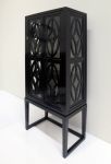 03 Vitrína z domu Hermanna Wittgensteina, Josef Hoffmann, Wiener Werkstätte, černě mořený stříbrný dub, sklo
