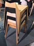 Dřevěná konstrukce, připomínající japonské Origami, umožňuje stohování