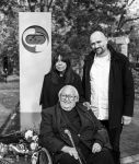 Radoslav a Elaine Sutnarovi s autorem náhrobku Petrem Vogelem před čestným hrobem Ladislava Sutnara v Plzni
