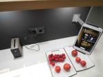 Na iPad je obraz kamery kontrolující stav zásob v potravinové skříni. Ballerina Küchen