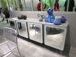 Oživením úložného nábytku jsou posuvné dveře dokončené patinovanou zrcadlovou plochou. Gervasoni, design Paola Navone