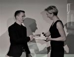 Květa Čulejová předává vítězi symbol soutěže, voucher do knihovny materiálu Matério, knihu Materiology  a dárky firem Tescoma a IKEA