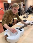 MgA. Tomáš Havel ladí svou porcelánovou kytaru