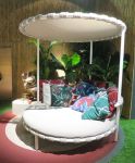 Patrizia Urquiola se věnuje outdoorovému nábytku již mnoho let. Její poslední model Trampolina zdobil expozici vždy dosti konzervativní firmy Cassina