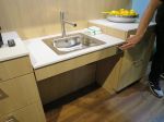 Kuchyně Smart domu umožňuje vertikální posun pracovní desky, což uvítají nejen handicapovaní