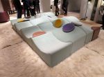 Čalouněné prvky Asmara firmy Ligne Roset vzdáleně připomíná historický projekt Viziona Oliviera Mourqua z šedesátých let, design Bernard Govin