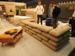 Pohovka litevské firmy Gergama Beds připomíná barikádu z pytlů s pískem