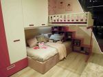 Dětský nábytek firmy Moretti Compact s patrovou postelí přístupnou po bočních schůdcích