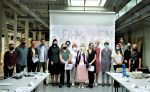 Porota a realizační tým v rouškách (zleva kurátorka Andrea Vaňourková, Lukáš Pumpr, Věra Marešová, Marek Cimbálník, kurátorka Cargo Gallery Kateřina Kostková, Lucie Kaslová (zástupkyně předsedkyně poroty), Štěpán Holič, Lenka Žižková (tajemnice poroty), A