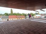 Vyhlídková terasa novostavby mezi přízemním podlažím kunsthale a vyššími podlažími science-parku