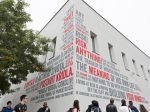 Centrum umění DOX, jediné v České republice, prezentuje otevřeně svou filosofii ven do veřejného prostoru. A navazující myšlenky pokračují na chodbách interiérů i na webu DOXu.