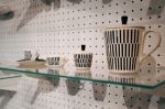 Tento porcelán z NDR připomínal jednoduchým dekorem a barvou produkty Wiener Werkstätte.  Aby tomu tak nebylo, vyráběl se v jiných barvách, černobílé provedení je proto raritou.