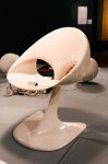 K ikonám designu se řadí Luigi Colani s židlí Poly, navrženou v roce 1968 pro firmu COR ze skleněných vláken vyztužených polyesterem nebo židle Z chair od Ernesta Moecka vyrobená ze stejného materiálu, která dostala díky tvaru nohou přezdívku klokan, 1971