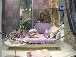 Takzvané „interiérové scénky" doslova přetékají textilními materiály, další doplňky a květinové dekorace rozhodně nezůstávají pozadu. Designers guild