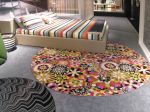 Expozice Missoni home je vlajkovou lodí sekce „interiérové scénky“. Letos vsadila na kombinaci geometrie s květinovým dezénem
