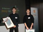 Jan Čapek a Kryštof Nosál přeíirají druhou cenu v celosvětové soutěži Electrolux Design Laboratory