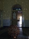 Světelná ocelová krajka Čestmíra Sušky umístěná v expozici