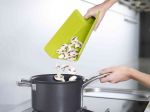 JOSEPH JOSEPH Chop2Pot PLUS_pouring1