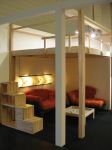 imm 2010 – Výškově stavitelná palanda RISING firmy Cinius poskytuje dostatek prostoru pod palandou během dne, jejím snížením vytvoříme dostatečný prostor na spaní v horní části