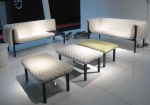 Ligne Roset, Francie, čalouněný soubor Ruché, design Inga Sempé. Inspiraci našla v zahradních houpačkách z kovových trubek a měkkého textilu. Název odvozený od slova řasení